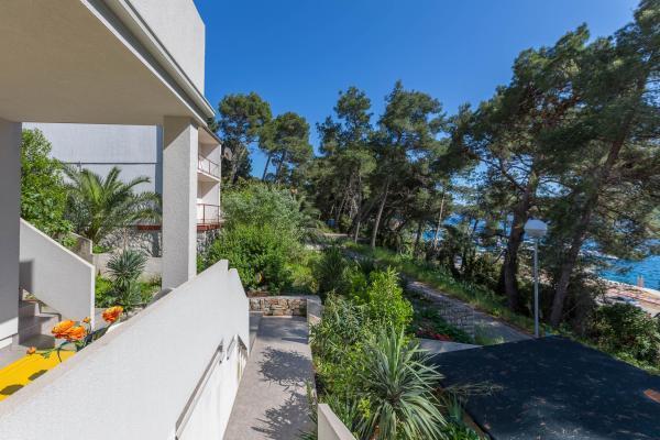 Image No.1-7 Bed Property for sale