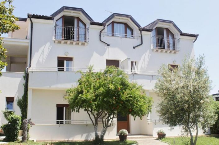 Image No.1-8 Bed Property for sale