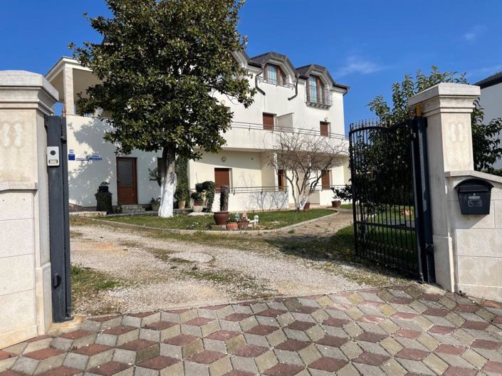 Image No.10-8 Bed Property for sale