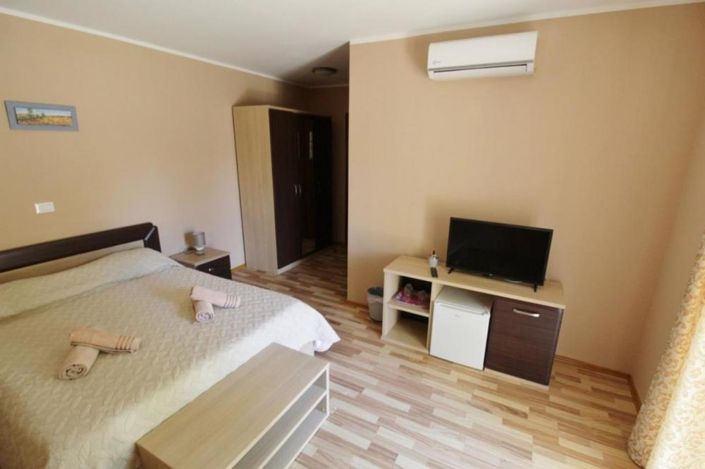 Image No.20-8 Bed Property for sale