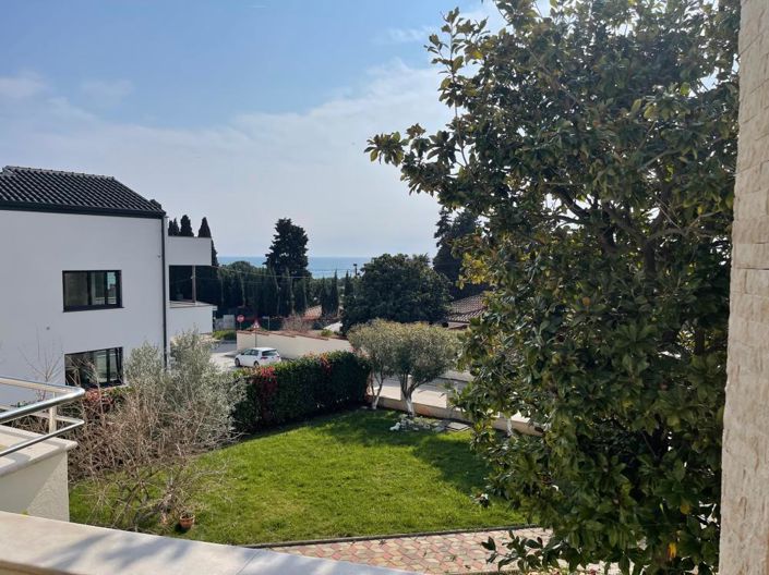 Image No.5-8 Bed Property for sale