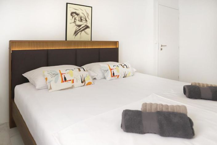 Image No.20-11 Bed Property for sale