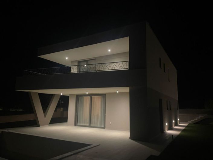 Image No.4-4 Bed Property for sale