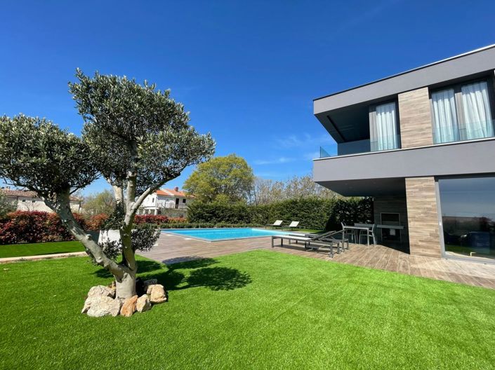 Image No.4-4 Bed Property for sale