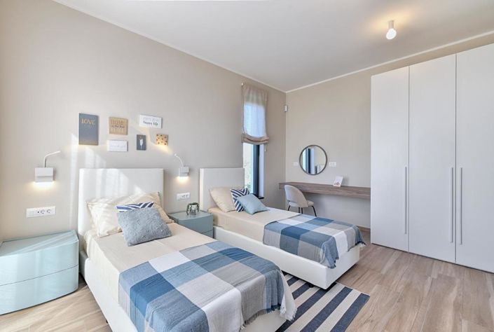 Image No.15-4 Bed Property for sale