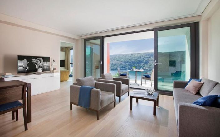 Image No.10-5 Bed Property for sale