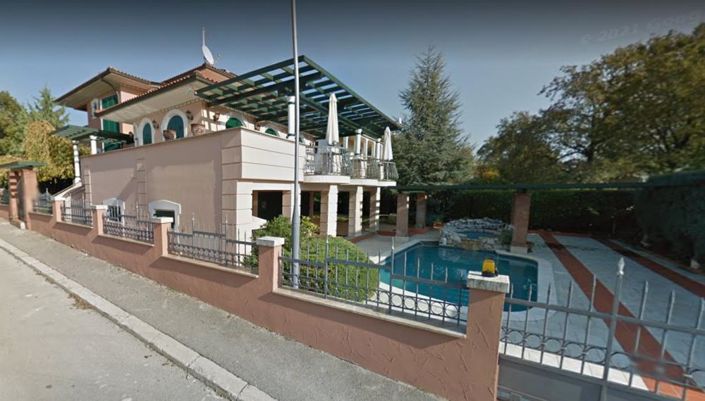 Image No.12-8 Bed Property for sale