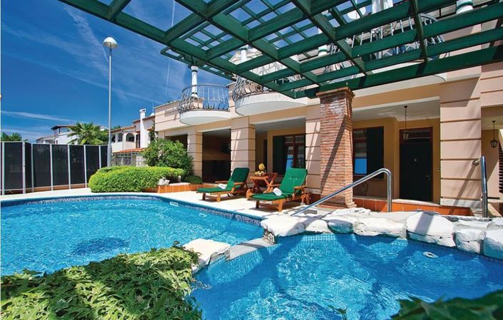 Image No.2-8 Bed Property for sale