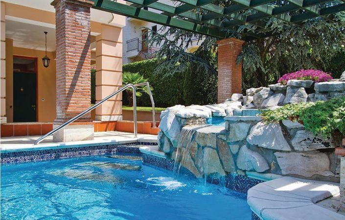 Image No.7-8 Bed Property for sale