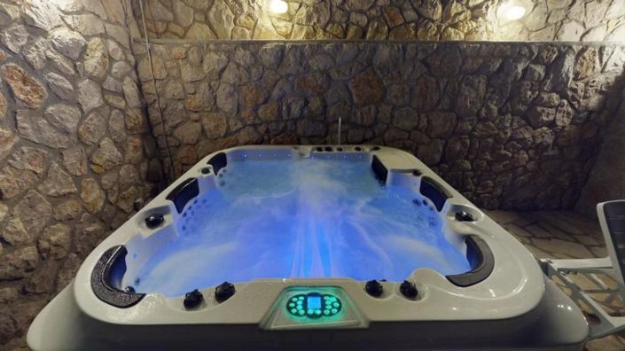 Image No.18-36 Bed Property for sale