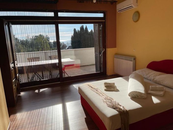 Image No.6-10 Bed Property for sale