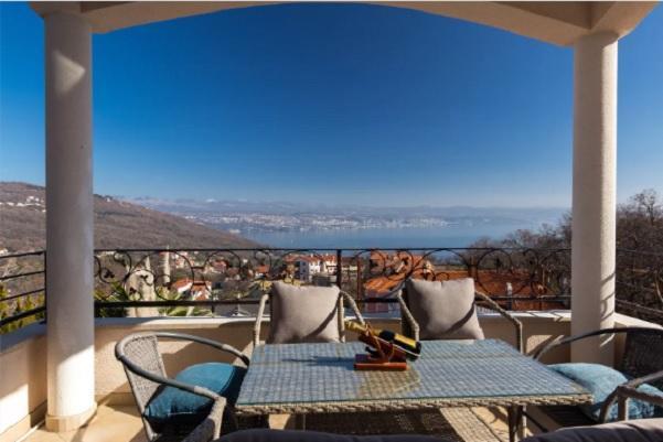 Image No.1-5 Bed Property for sale