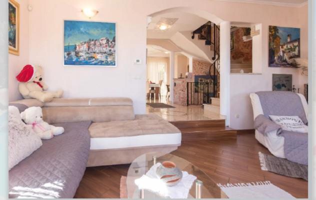 Image No.10-5 Bed Property for sale