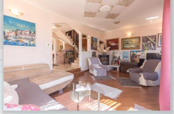 Image No.11-5 Bed Property for sale