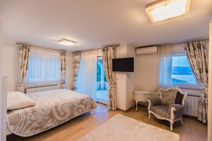 Image No.24-5 Bed Property for sale