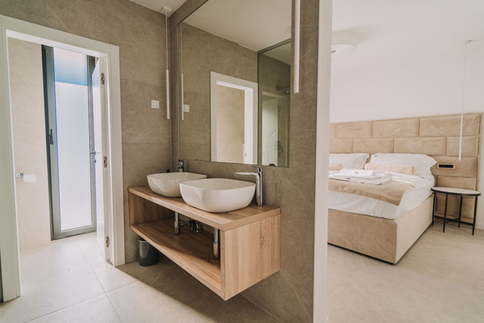 Image No.14-5 Bed Property for sale