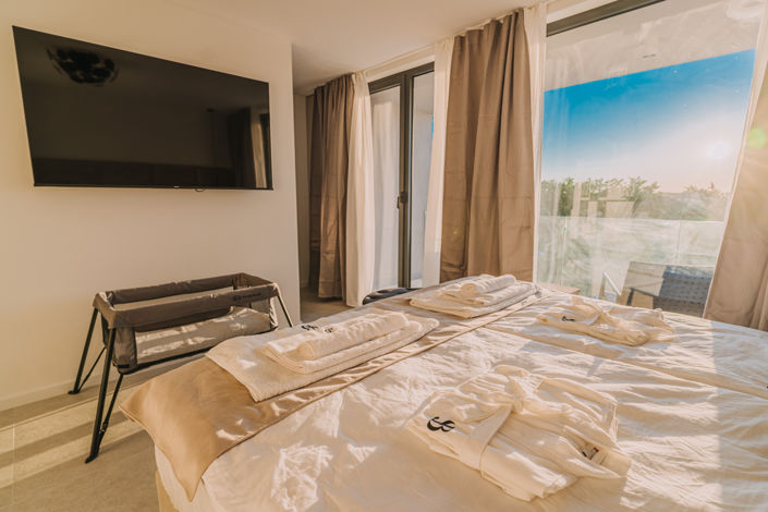 Image No.16-5 Bed Property for sale