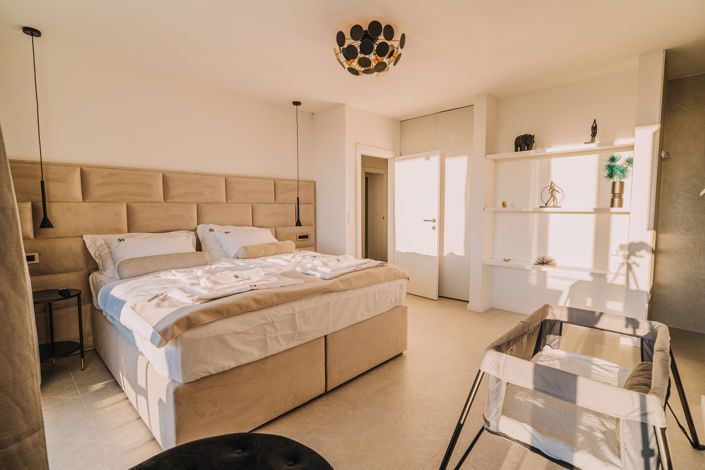 Image No.17-5 Bed Property for sale