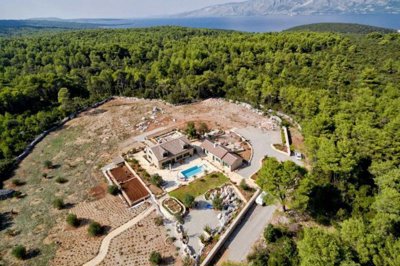 1 - Hvar, Propriété
