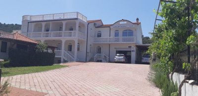 1 - Slatine, Property