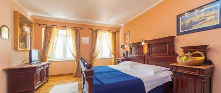 Image No.9-9 Bed Property for sale