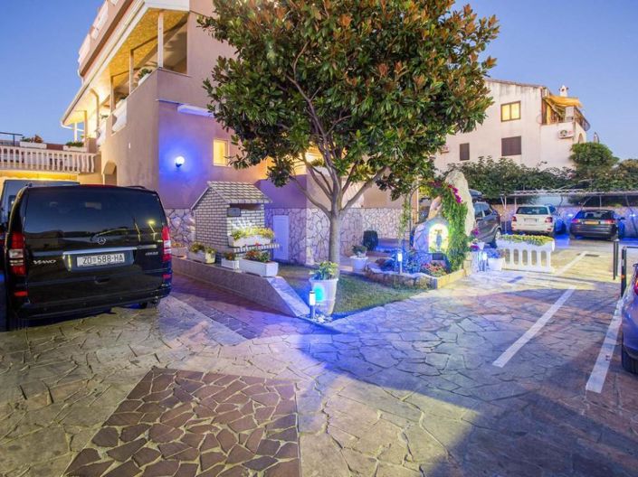 Image No.2-24 Bed Property for sale