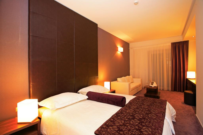 Image No.9-28 Bed Property for sale