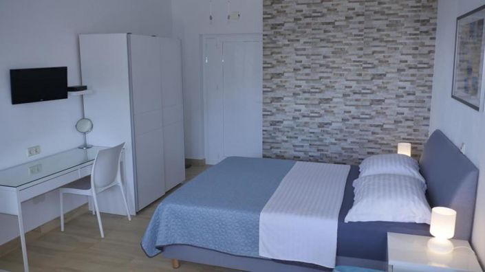 Image No.10-8 Bed Property for sale