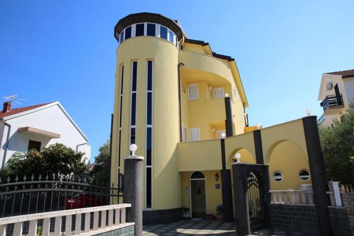 Image No.1-Propriété de 9 chambres à vendre à Vodice