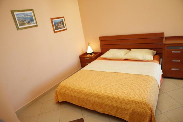 Image No.10-9 Bed Property for sale