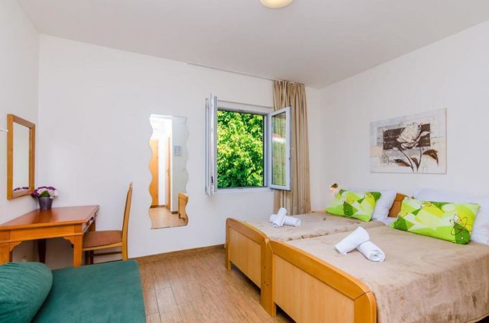 Image No.10-8 Bed Property for sale