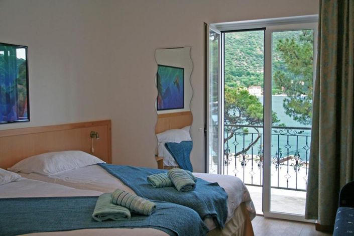 Image No.12-8 Bed Property for sale