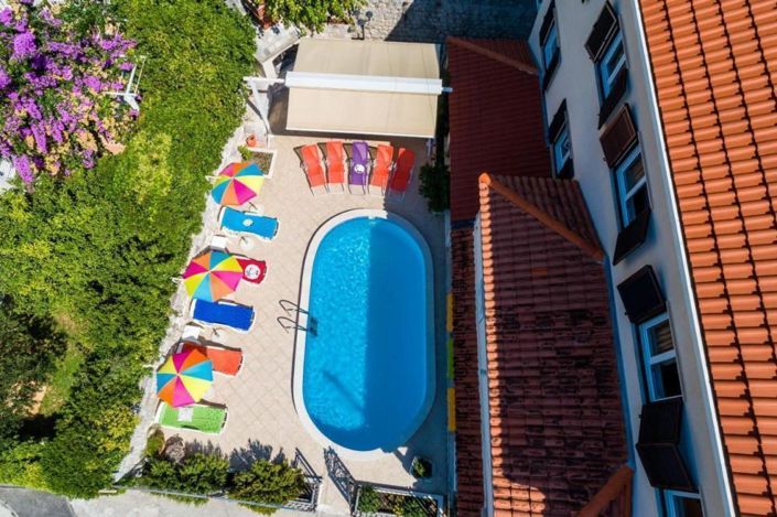 Image No.20-8 Bed Property for sale