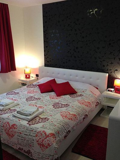 Image No.24-6 Bed Property for sale