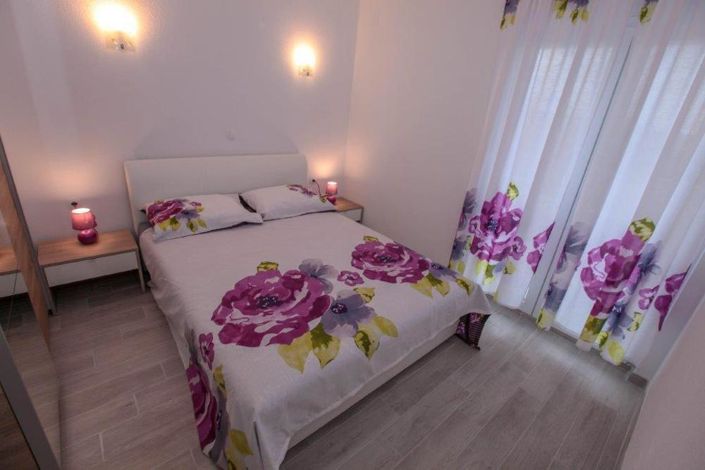 Image No.19-10 Bed Property for sale