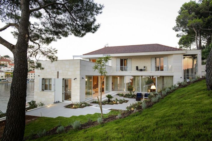 Image No.4-4 Bed Property for sale