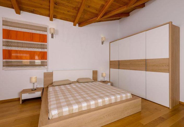 Image No.17-4 Bed Property for sale