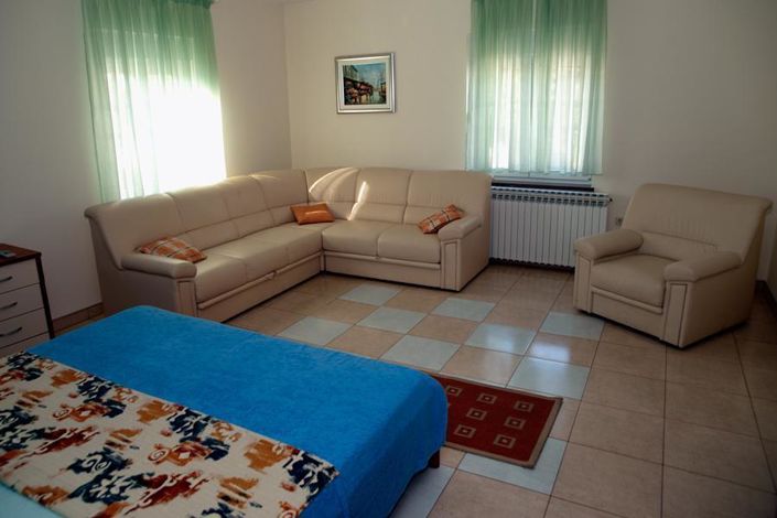 Image No.10-7 Bed Property for sale