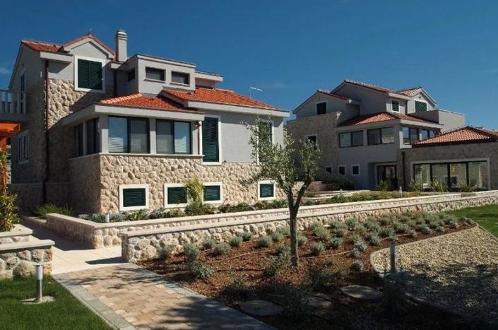 Image No.18-8 Bed Property for sale