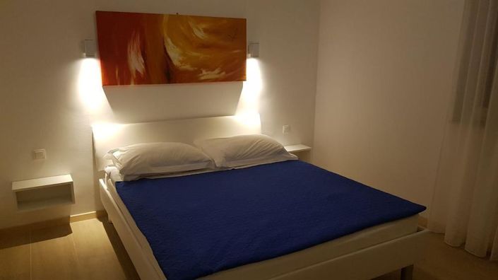 Image No.14-7 Bed Property for sale