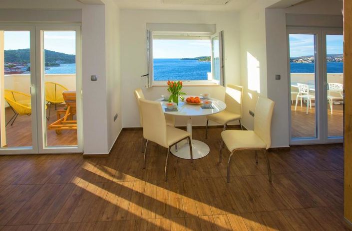 Image No.12-7 Bed Property for sale