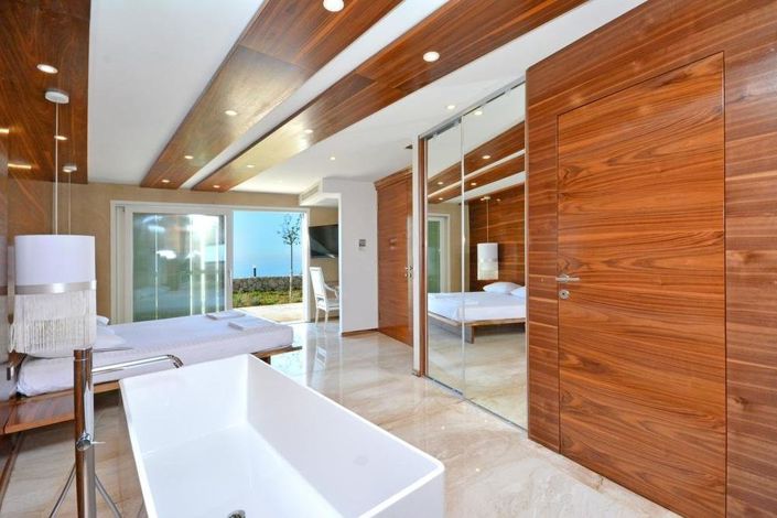 Image No.11-8 Bed Property for sale