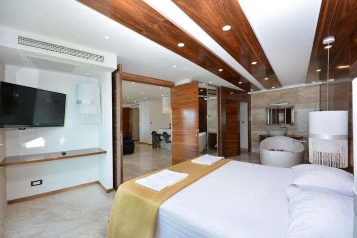 Image No.14-8 Bed Property for sale