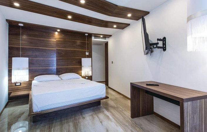 Image No.18-8 Bed Property for sale