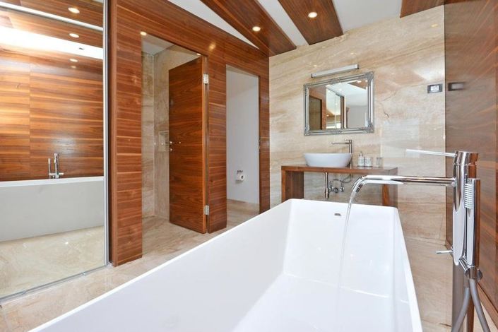 Image No.24-8 Bed Property for sale