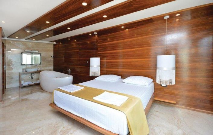 Image No.5-8 Bed Property for sale