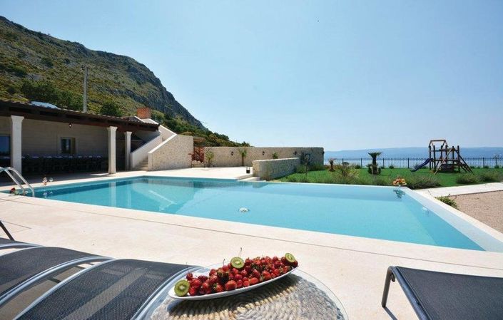 Image No.8-8 Bed Property for sale