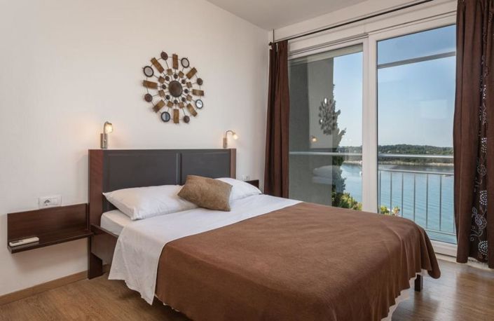 Image No.15-11 Bed Property for sale