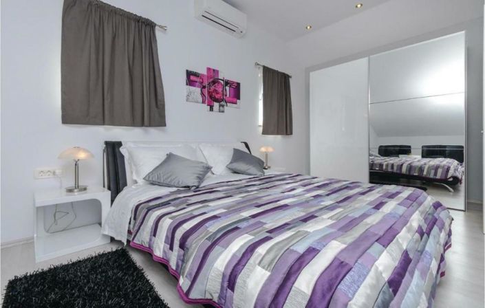 Image No.10-6 Bed Property for sale