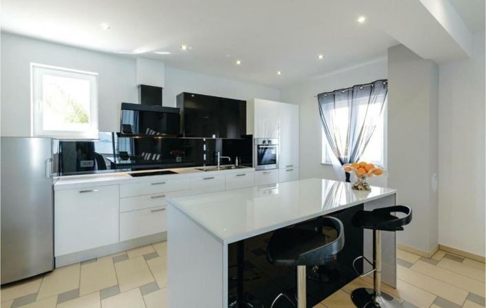 Image No.11-6 Bed Property for sale